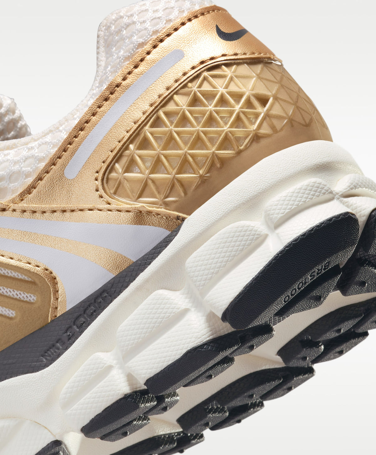 Nike Zoom Vomero 5 Sneakers "White / Metallic Gold"