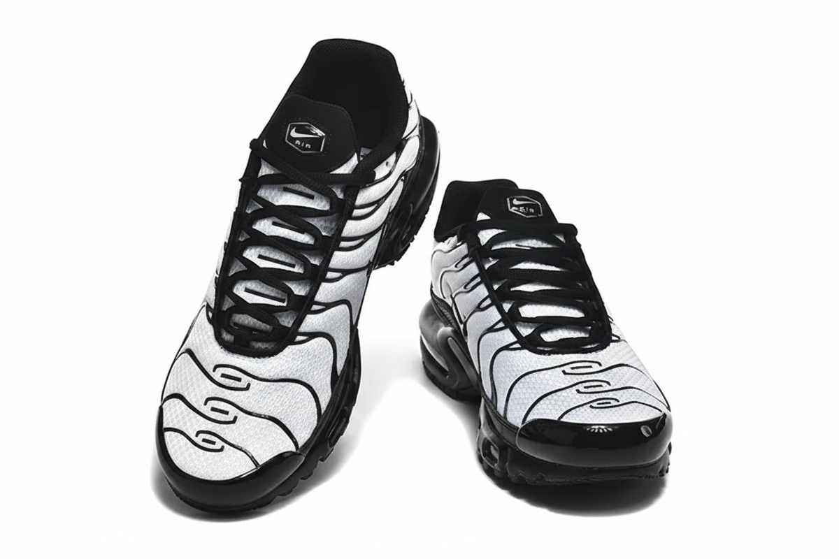 Nike Air Max Plus || Black, White