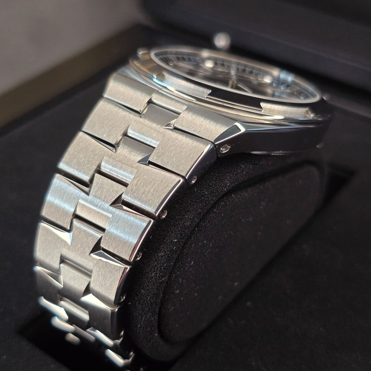 MINT VACHERON CONSTANTIN OVERSEAS 41MM BLACK DIAL